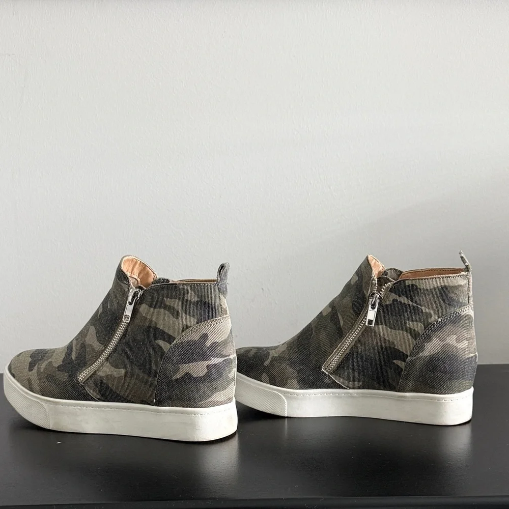 Soda Beige and Blue Striped Wedge Sneaker Bootie Sz‎ 6.5